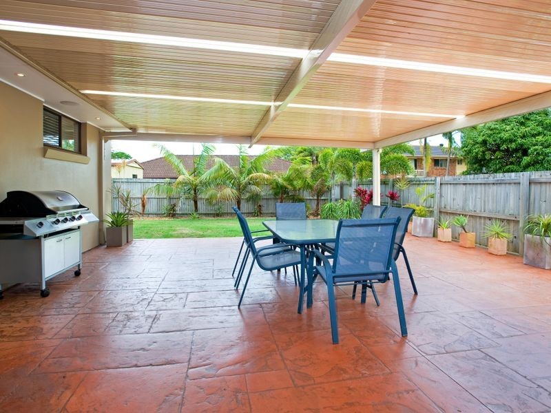 16 Robin Avenue, Paradise Point QLD 4216