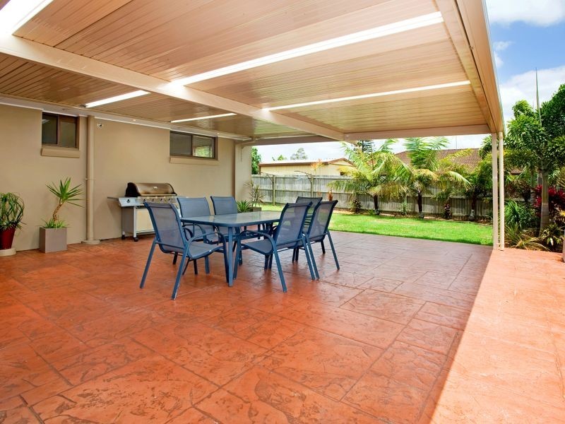 16 Robin Avenue, Paradise Point QLD 4216
