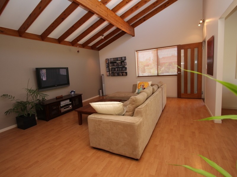 16 Robin Avenue, Paradise Point QLD 4216