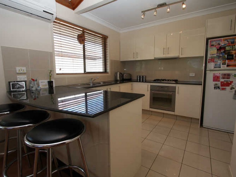 16 Robin Avenue, Paradise Point QLD 4216