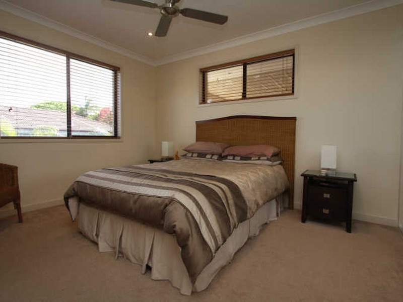 16 Robin Avenue, Paradise Point QLD 4216