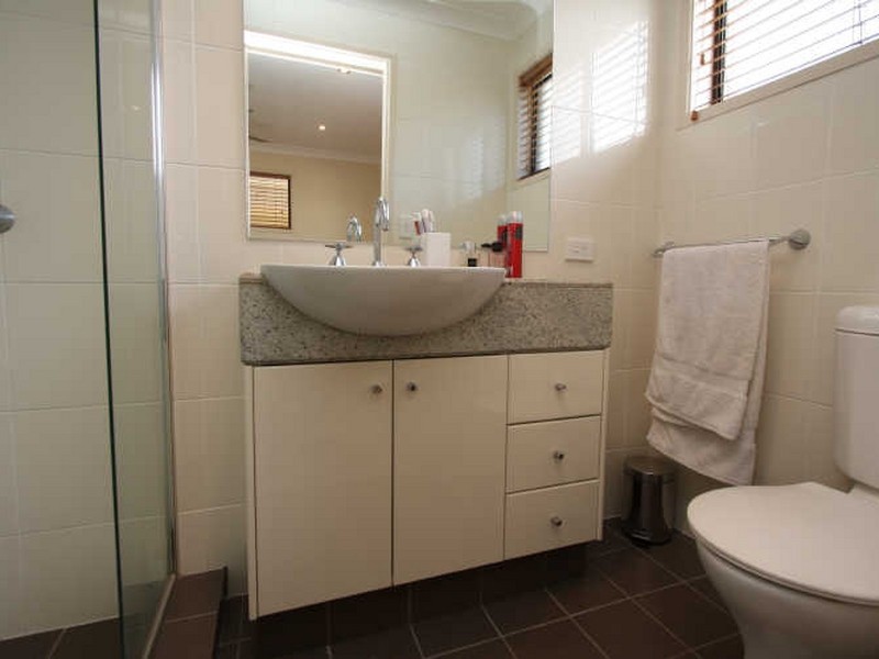 16 Robin Avenue, Paradise Point QLD 4216