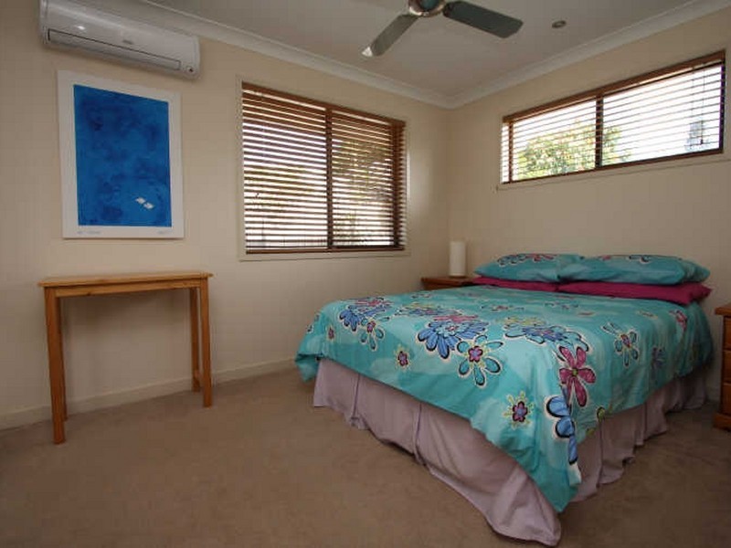 16 Robin Avenue, Paradise Point QLD 4216
