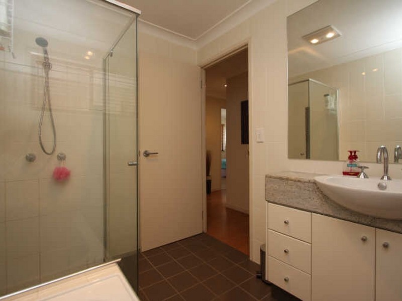 16 Robin Avenue, Paradise Point QLD 4216