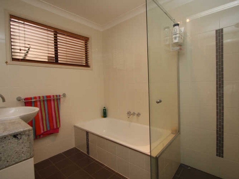 16 Robin Avenue, Paradise Point QLD 4216