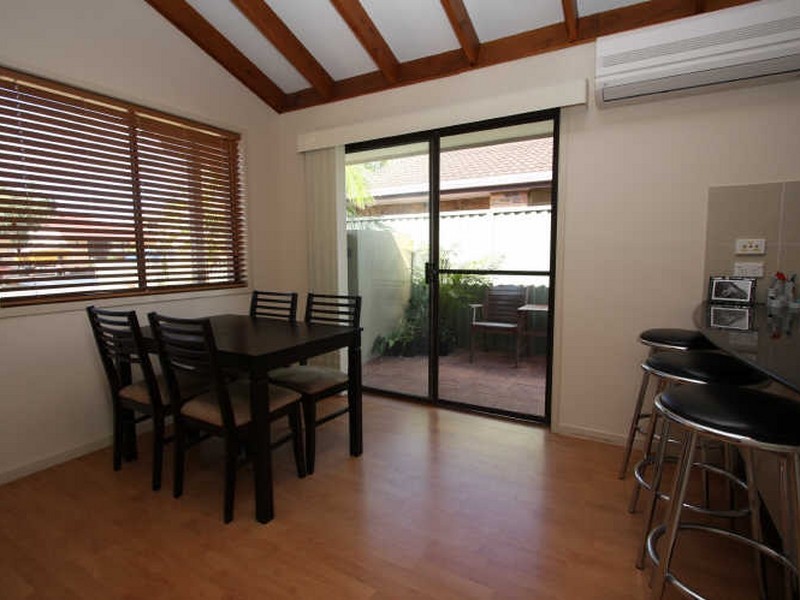 16 Robin Avenue, Paradise Point QLD 4216
