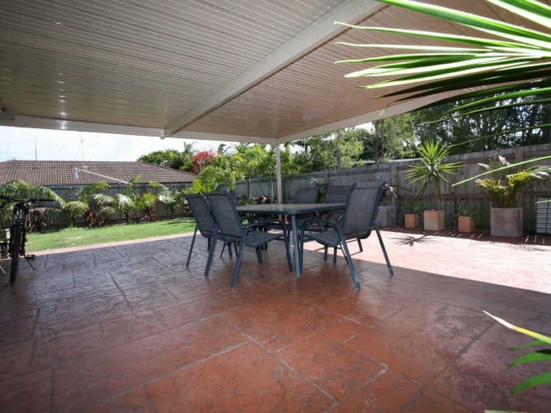 16 Robin Avenue, Paradise Point QLD 4216