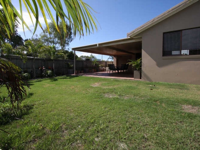 16 Robin Avenue, Paradise Point QLD 4216