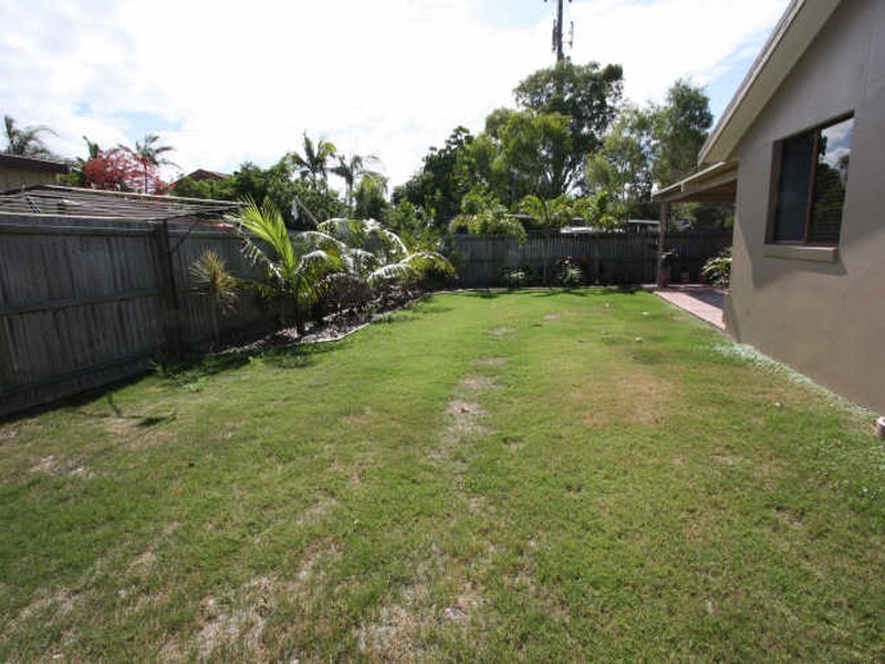 16 Robin Avenue, Paradise Point QLD 4216