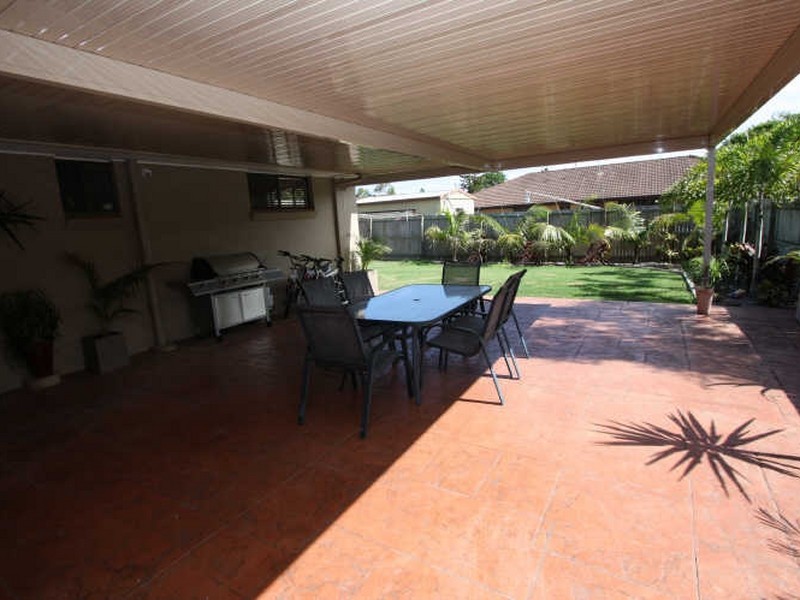 16 Robin Avenue, Paradise Point QLD 4216