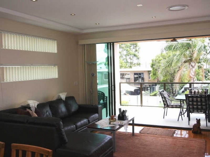 2/8 Eider Avenue, Paradise Point QLD 4216
