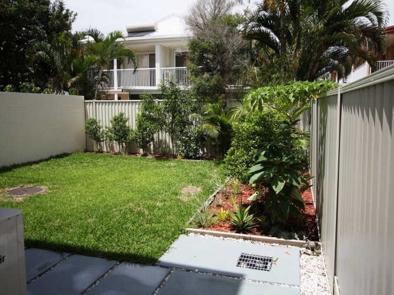 2/8 Eider Avenue, Paradise Point QLD 4216