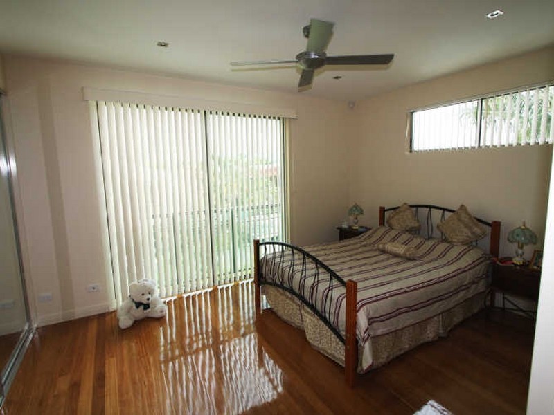 2/8 Eider Avenue, Paradise Point QLD 4216