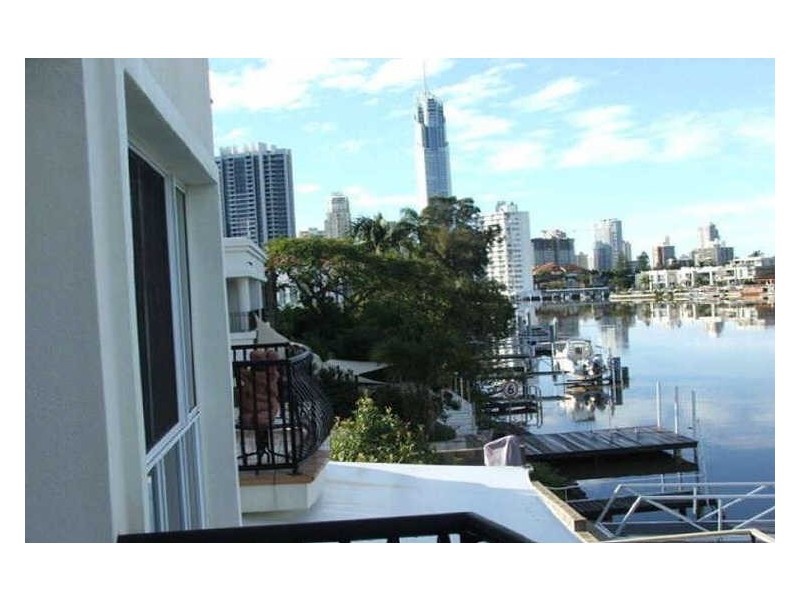 2/253 Stanhill Drive, Chevron Island QLD 4217