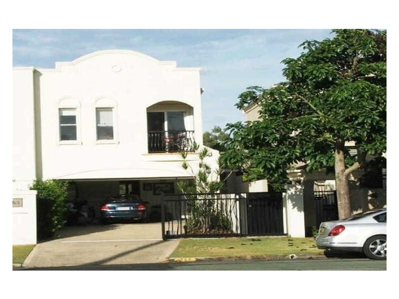 2/253 Stanhill Drive, Chevron Island QLD 4217