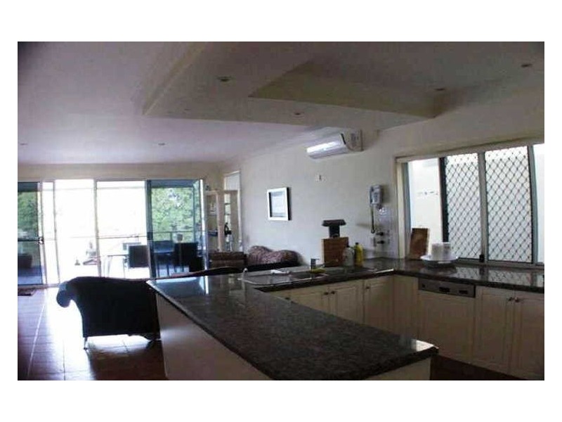 2/253 Stanhill Drive, Chevron Island QLD 4217