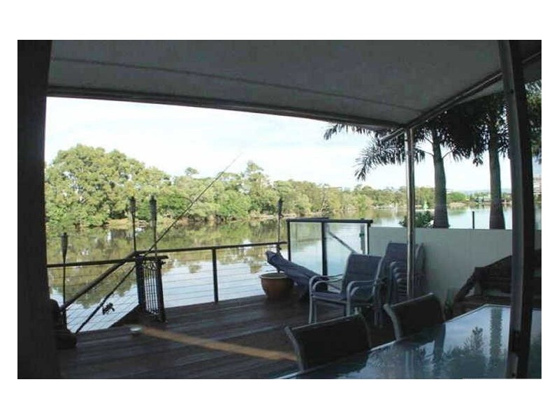 2/253 Stanhill Drive, Chevron Island QLD 4217