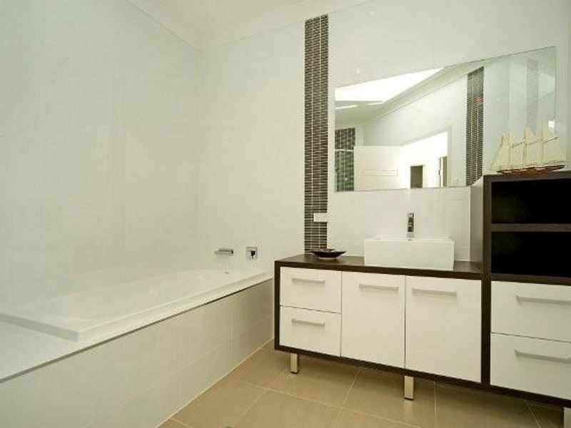 1/28 Milton Avenue, Paradise Point QLD 4216