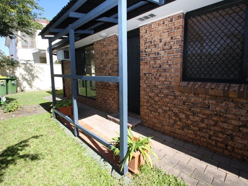 2/26 Rouen Avenue, Paradise Point QLD 4216