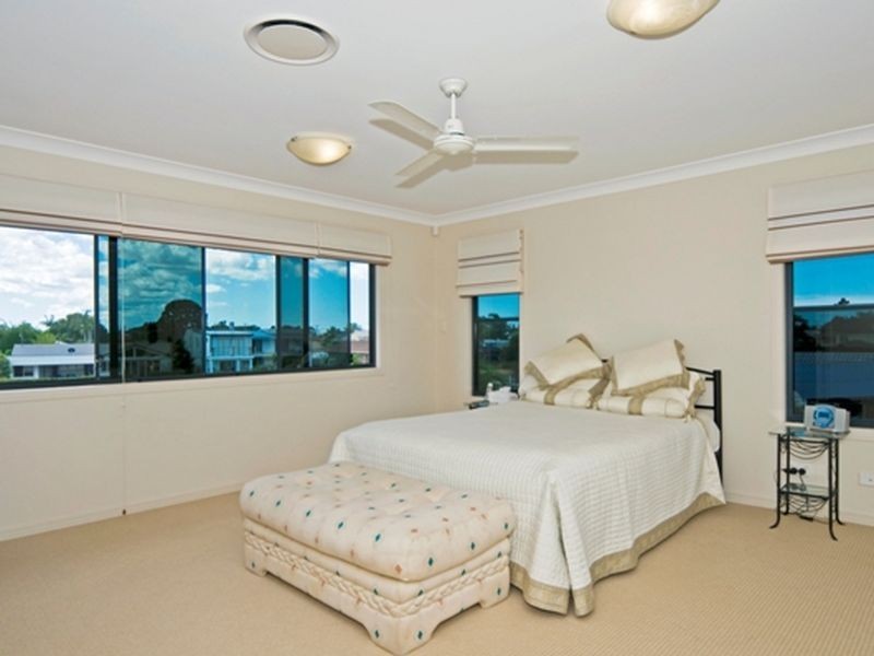 9 Kikori Crescent, Runaway Bay QLD 4216