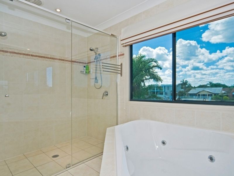 9 Kikori Crescent, Runaway Bay QLD 4216
