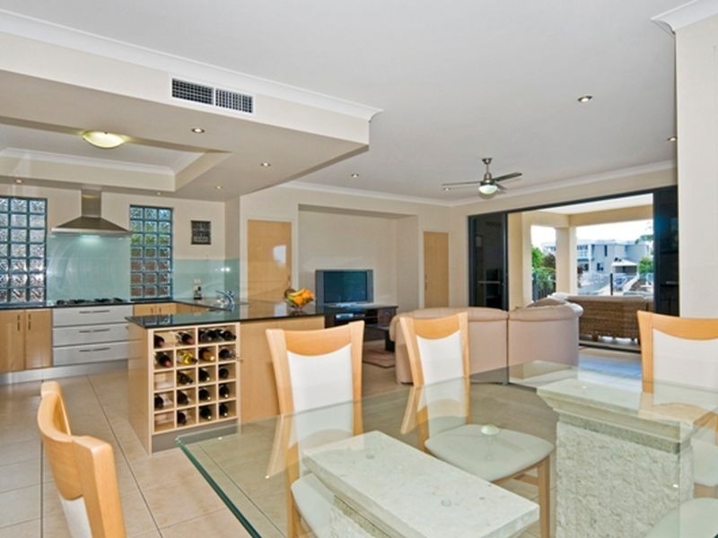 9 Kikori Crescent, Runaway Bay QLD 4216
