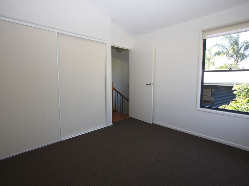 4 Thrush Avenue, Paradise Point QLD 4216