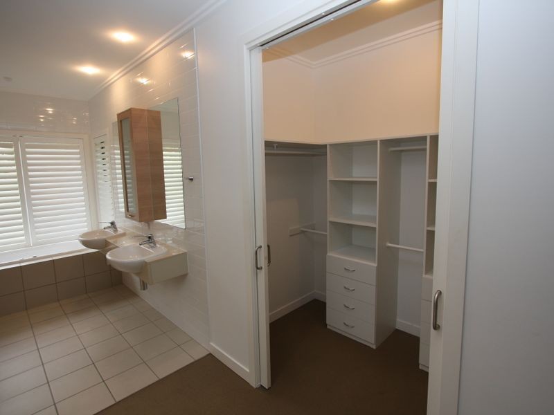 2806 Gracemere Court, Hope Island QLD 4212