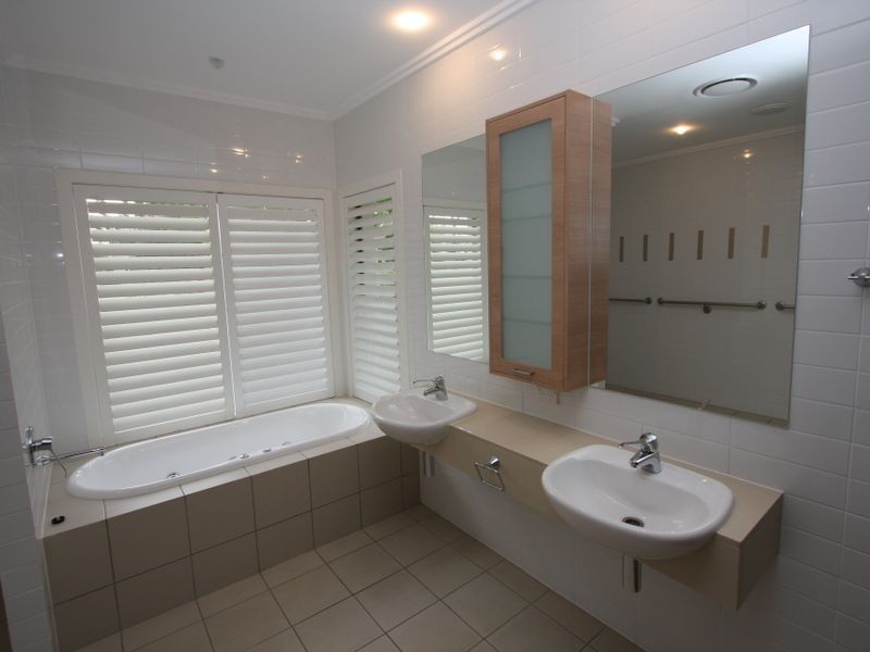 2806 Gracemere Court, Hope Island QLD 4212