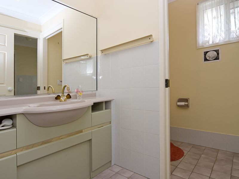 8 Hyacinth Avenue, Hollywell QLD 4216