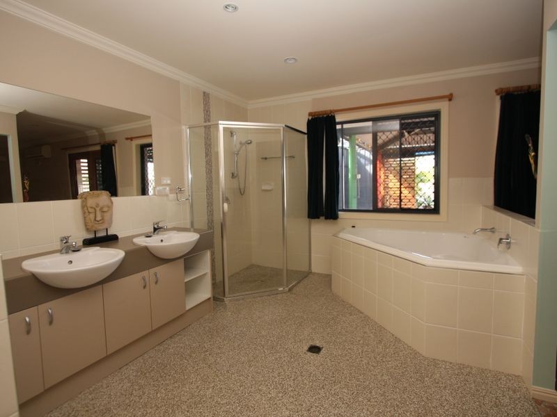 5 Namatjira Street, Paradise Point QLD 4216