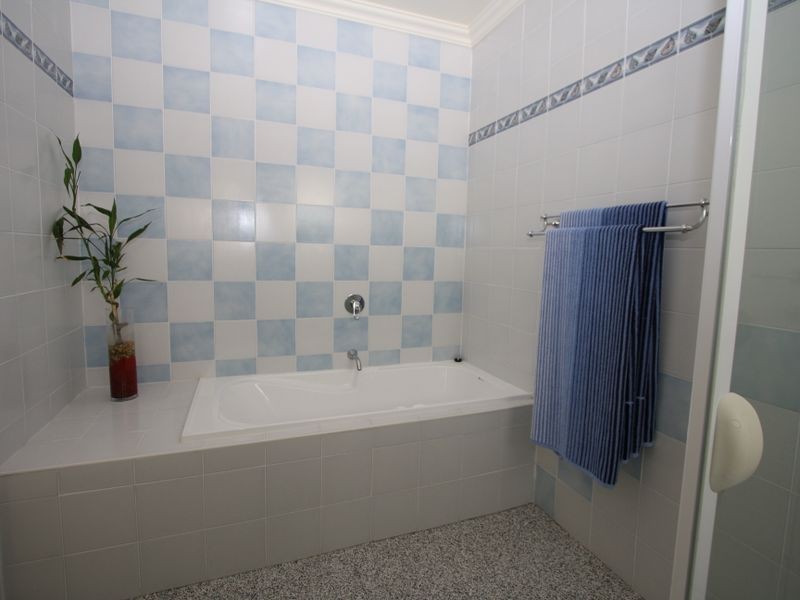 5 Namatjira Street, Paradise Point QLD 4216