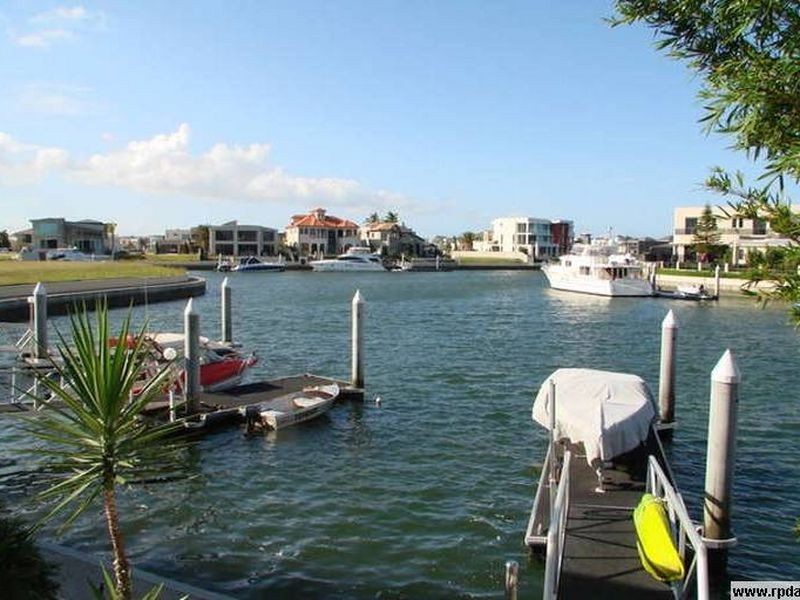 5 Regents Court, Sovereign Islands QLD 4216