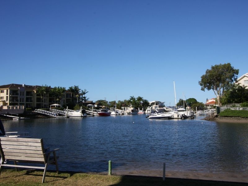 2/83 Bayview Street, Runaway Bay QLD 4216