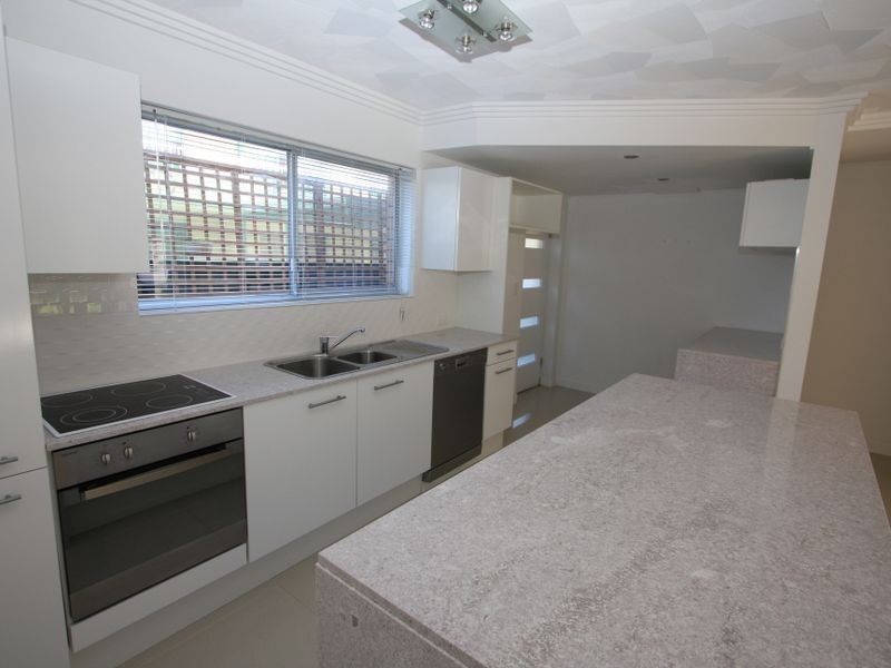 2/83 Bayview Street, Runaway Bay QLD 4216