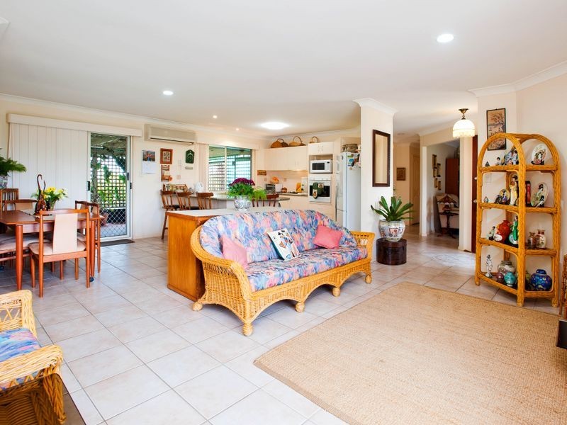 2 Akoonah Street, Hope Island QLD 4212