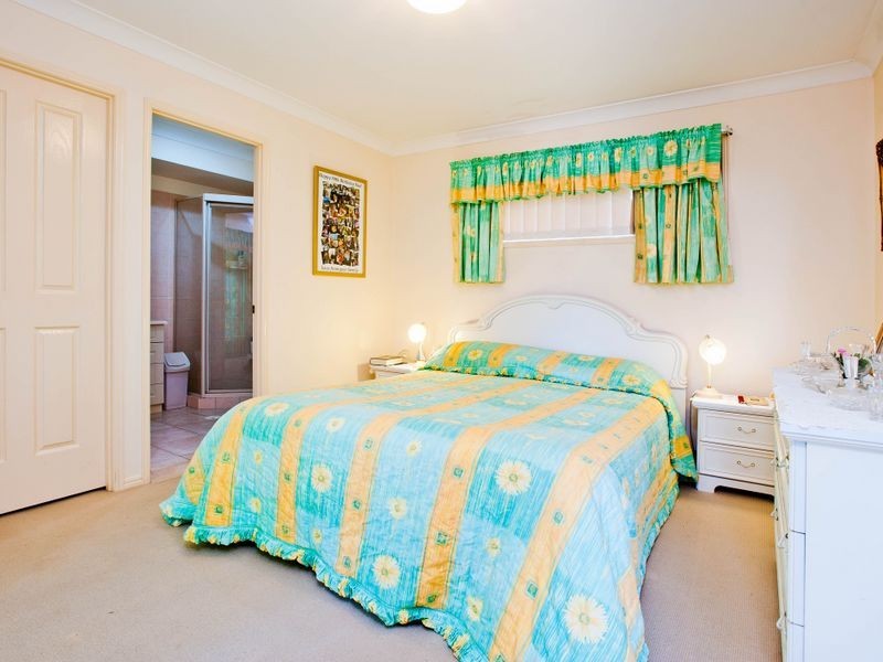 2 Akoonah Street, Hope Island QLD 4212