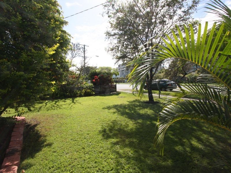 300 Bayview Street, Hollywell QLD 4216