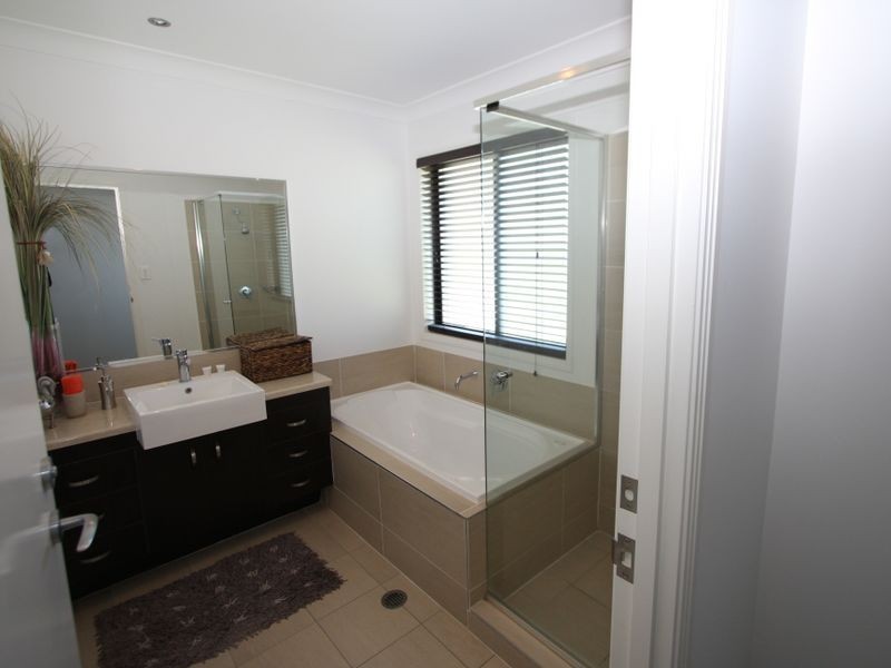 17 River Links Boulevarde, Helensvale QLD 4212
