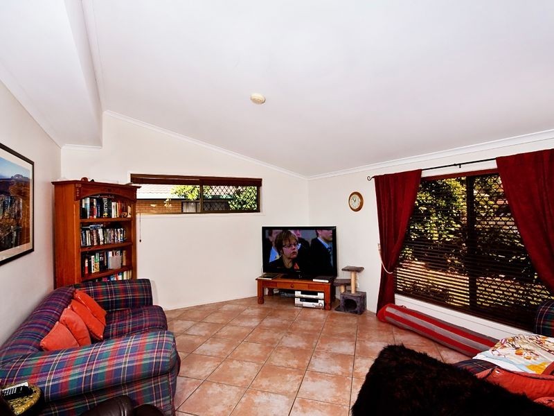 352 Bayview Street, Hollywell QLD 4216