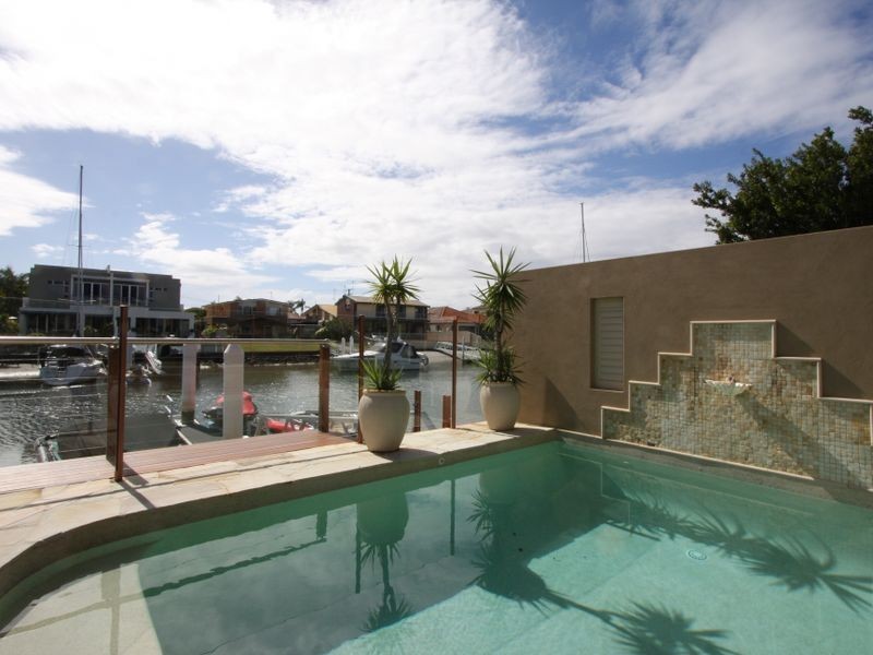 1/9 Huon, Runaway Bay QLD 4216