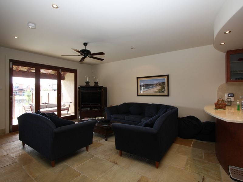 1/9 Huon, Runaway Bay QLD 4216