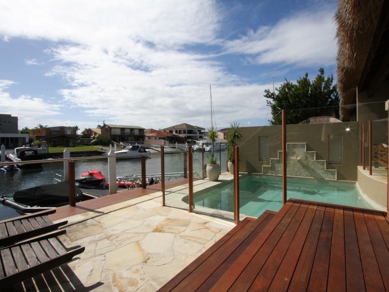 1/9 Huon, Runaway Bay QLD 4216