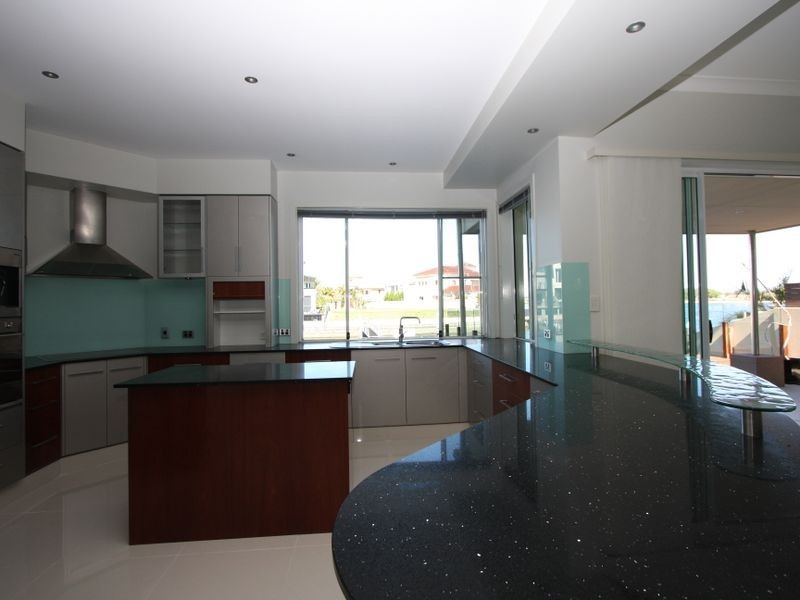 10 Westminster Court, Sovereign Islands QLD 4216