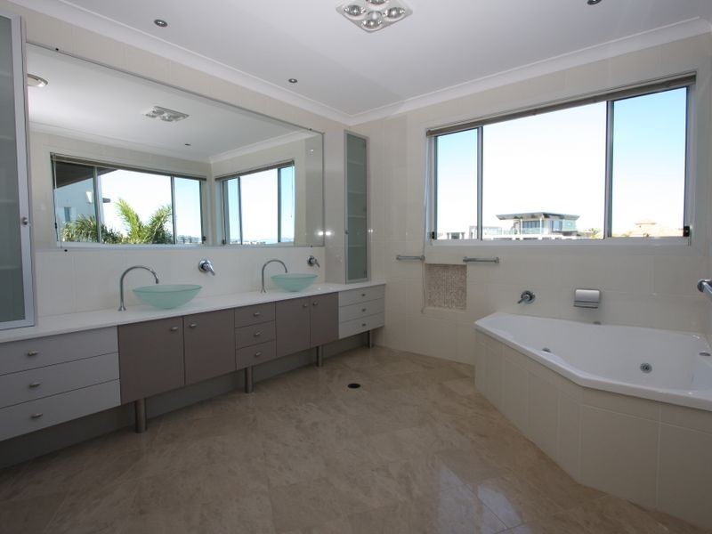 10 Westminster Court, Sovereign Islands QLD 4216