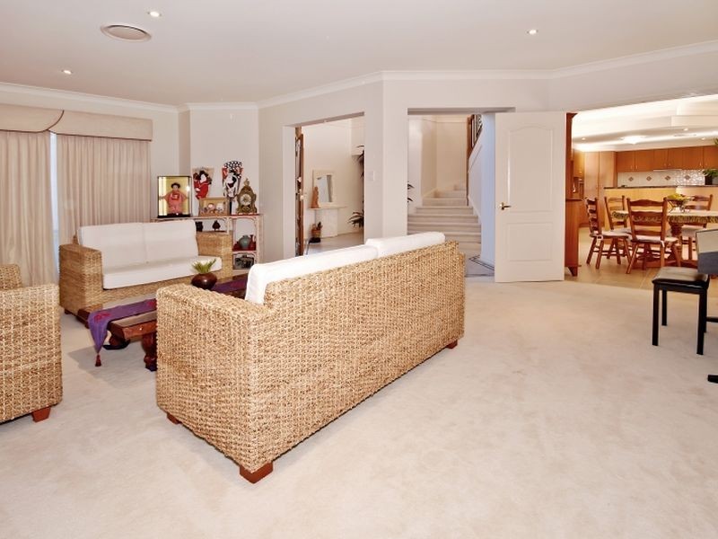 1675 Riverdale Drive, Hope Island QLD 4212