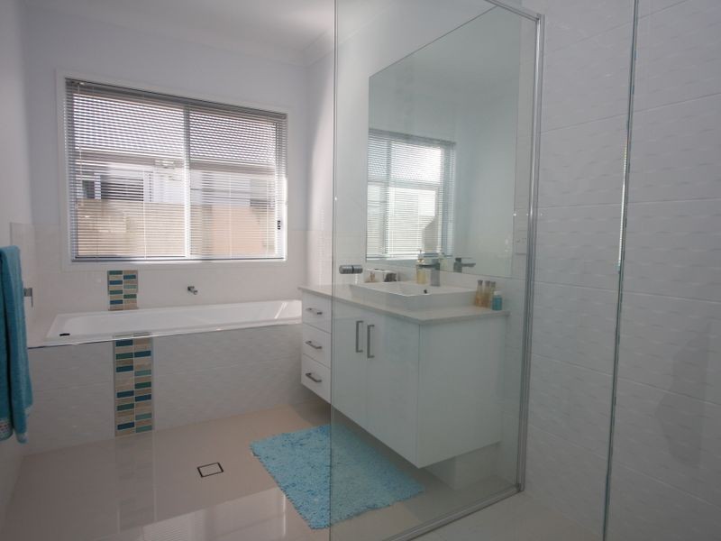 11 Rhodium Drive, Hope Island QLD 4212