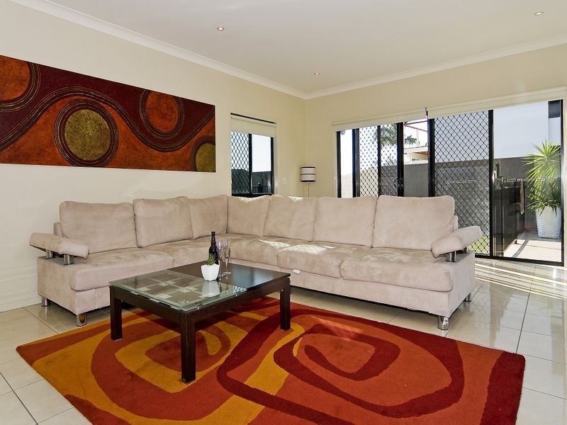 1 Tradewinds Avenue, Paradise Point QLD 4216