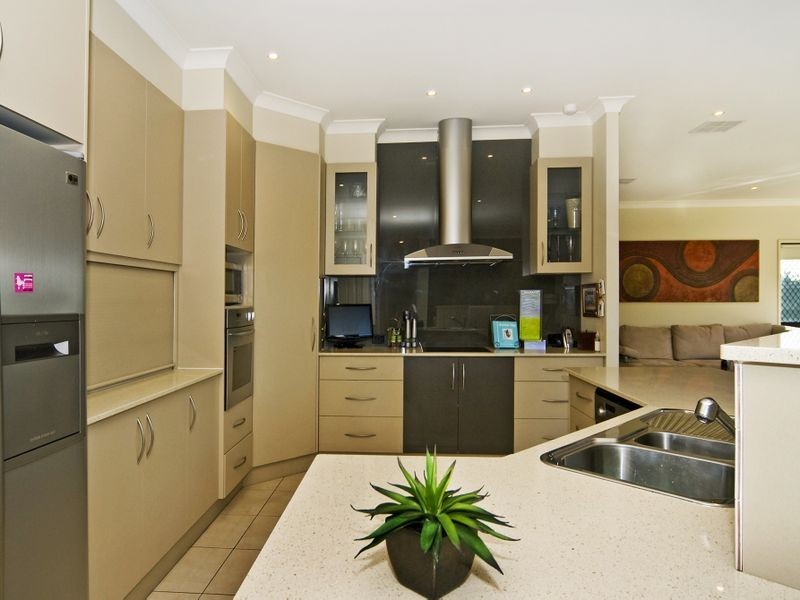 1 Tradewinds Avenue, Paradise Point QLD 4216