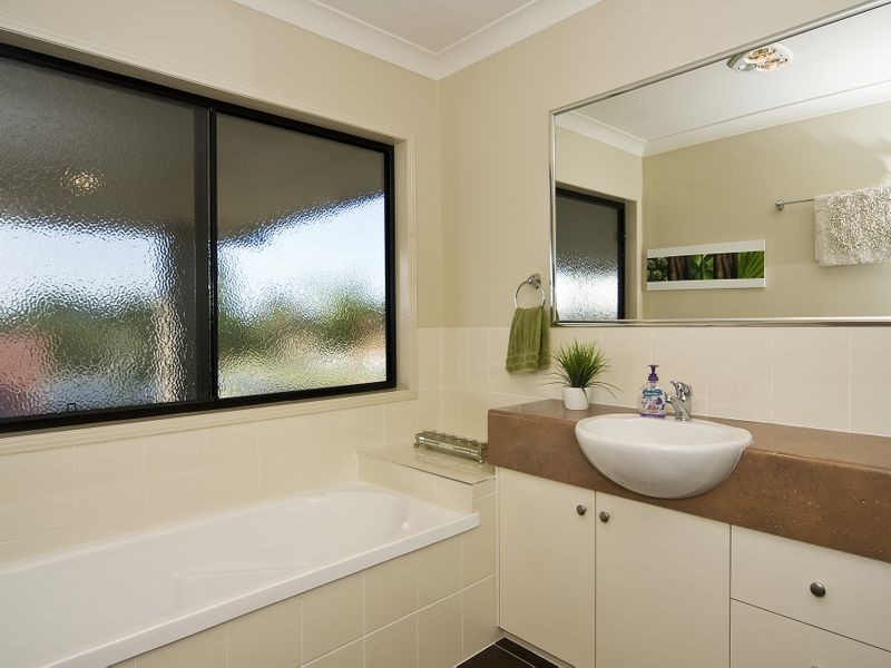 1 Tradewinds Avenue, Paradise Point QLD 4216